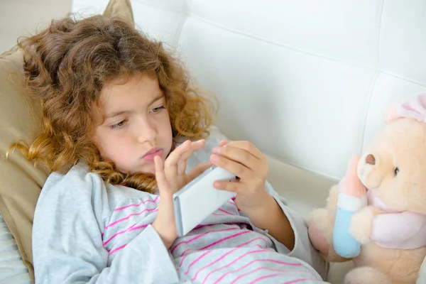 Niño jugando con un smartphone — Foto de Stock