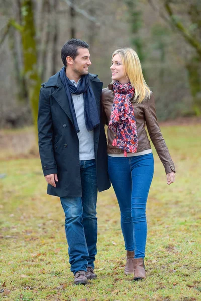 Couple walking through a park — Stock Photo, Image