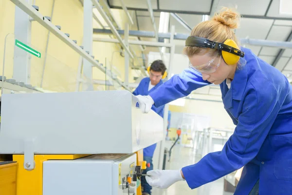 Ausschreibung der Maschine bei der Arbeit — Stockfoto