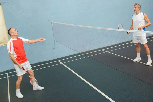 Mannen spelen badminton en badminton — Stockfoto