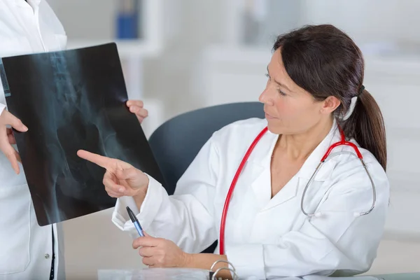 Médico feminino no centro de diagnóstico com raio-x — Fotografia de Stock