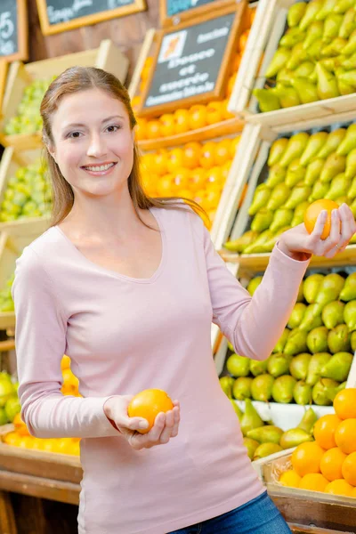 Женщина выбирает фрукты и яблоки — стоковое фото