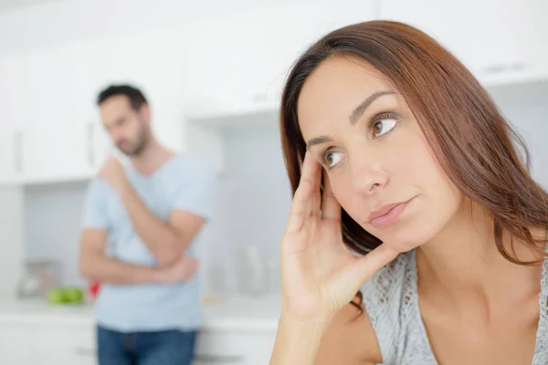 Vrouw op zoek beu, partner in achtergrond — Stockfoto