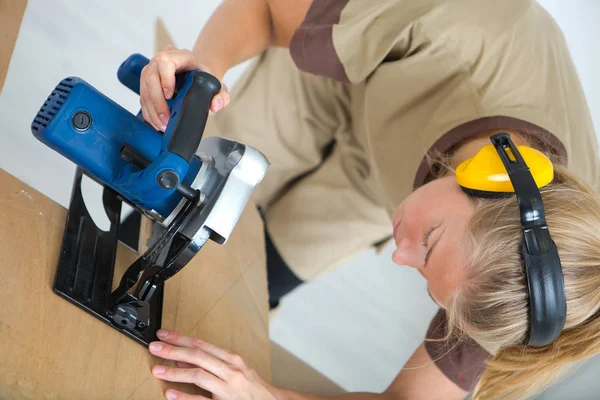 Trabajador industrial que trabaja y trabaja — Foto de Stock