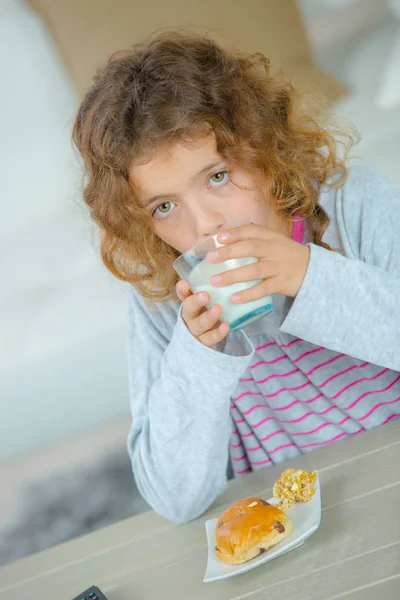 Menina tomando seu café da manhã — Fotografia de Stock