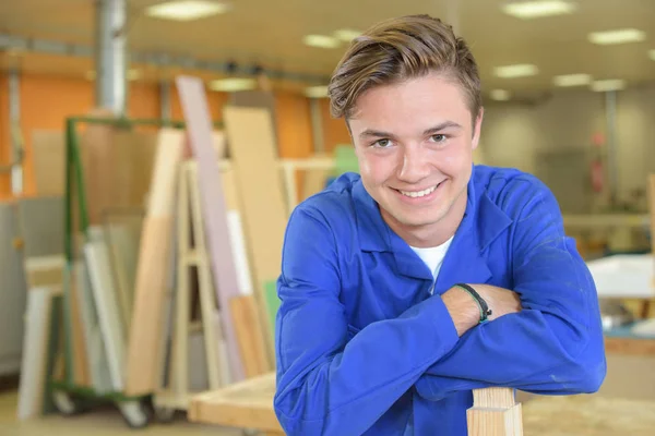 Genç gülümseyen bir marangoz ve poz — Stok fotoğraf