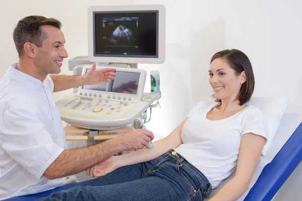 Braccio della donna con scansione medica — Foto Stock