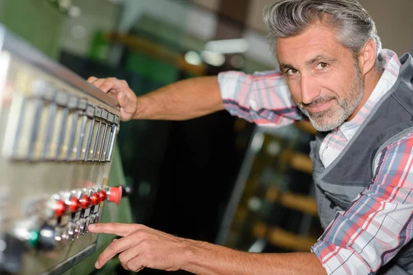 Retrato del hombre presionando el botón en la máquina — Foto de Stock