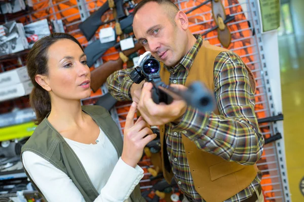 Segurando um rifle e boutique — Fotografia de Stock