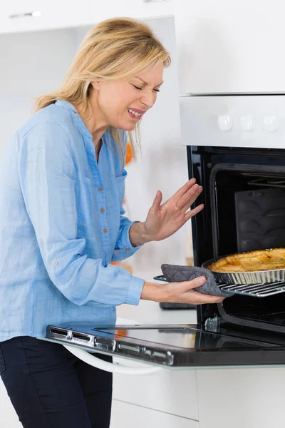 Keuken branden op hand veroorzaakt door verwarmingsapparatuur oven — Stockfoto
