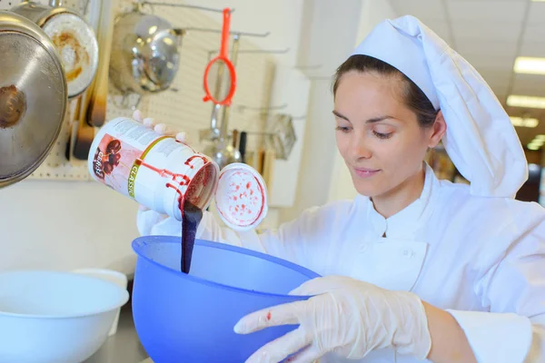 Bewerkte voedingsmiddelen werknemer en vrouw — Stockfoto