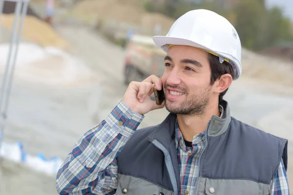 Ingenjör med en mobilkonversation — Stockfoto