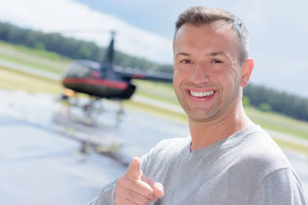 Passageiro helicóptero apontando enquanto sorri — Fotografia de Stock