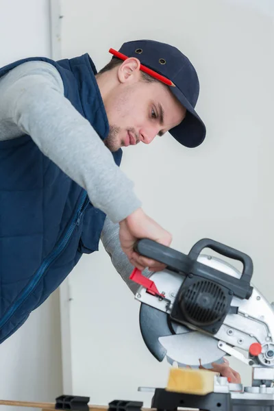 Schreinermeister arbeitet und arbeitet — Stockfoto