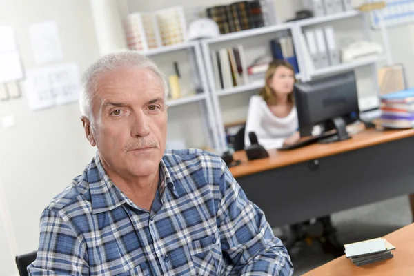 Senior mannen satt vid sitt skrivbord — Stockfoto