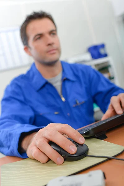 Pracownik biurowy na sobie niebieski kombinezon — Zdjęcie stockowe