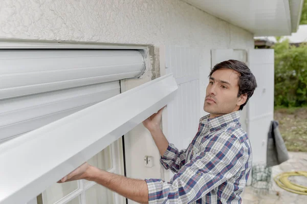 Instalación de persiana de ventana y arquitectura — Foto de Stock