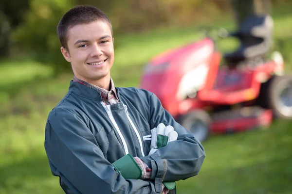 Gärtner posiert und arbeitet selbstbewusst — Stockfoto