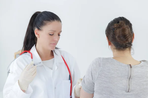 Jonge vrouwelijke arts examencommissie vrouw patiënt — Stockfoto