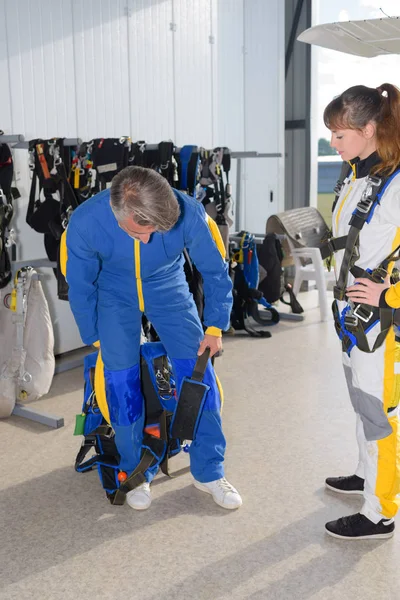 Mannen i jumpsuit kliva in sele — Stockfoto