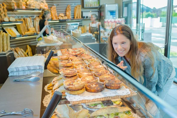 Женщина покупает пирог — стоковое фото
