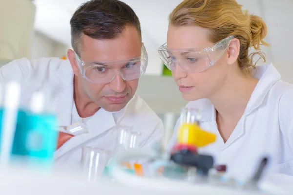 Chemische experiment in laboratorium — Stockfoto