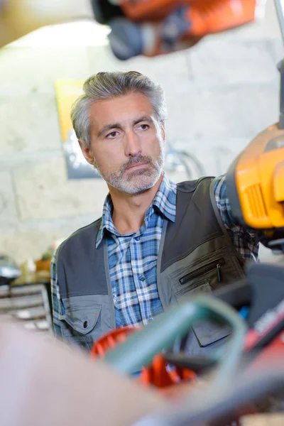 Monteur in de werkplaats en monteur — Stockfoto