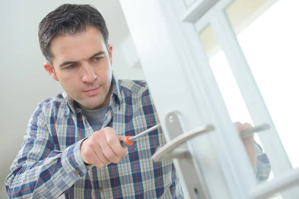 Slotenmaker business eigenaar installatie nieuwe deurslot — Stockfoto