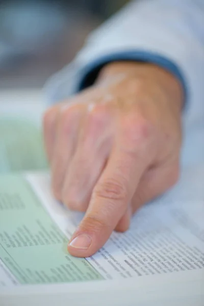 Finger zeigen auf Text — Stockfoto