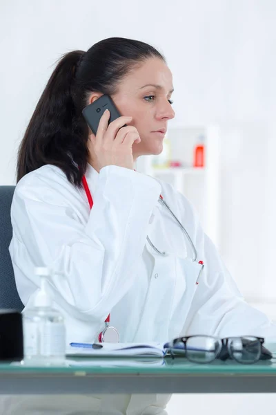 Médica a falar ao telefone — Fotografia de Stock