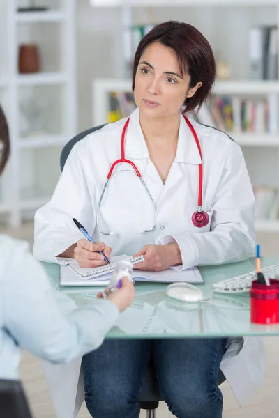 Medico di medicina femminile amichevole — Foto Stock