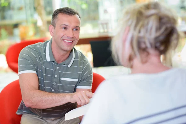 Man bespreken boek met vrouw — Stockfoto