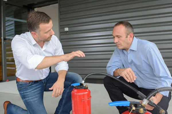 Mannen met brandblussers — Stockfoto