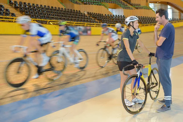 Rozhovor s trenérem cyklistiky — Stock fotografie