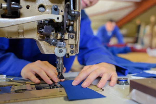 Operador de máquina de costura e costurar — Fotografia de Stock