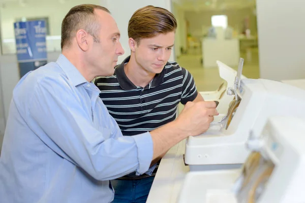 Ophtalmologist met patiënt en volwassen — Stockfoto