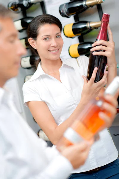 Senhora segurando garrafa de champanhe — Fotografia de Stock
