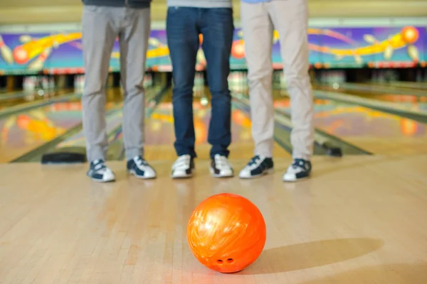 Boule de bowling dans un centre de bowling — Photo