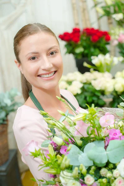 Blumenhändler mit Blumenstrauß — Stockfoto