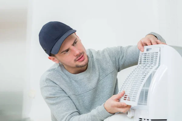 Jonge technicus airconditioningsysteem binnenshuis installeren — Stockfoto