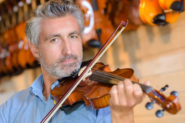 Mature man playing violin — Stock Photo, Image