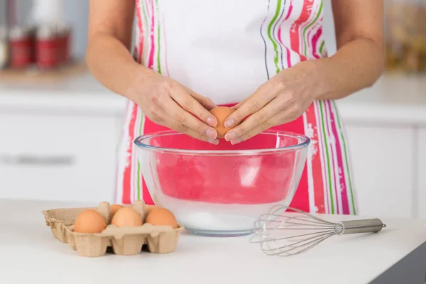 Donna chef o cuoco rompere uovo in cucina ciotola di miscelazione — Foto Stock