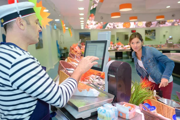 Pesquería pesando pescado para el cliente —  Fotos de Stock