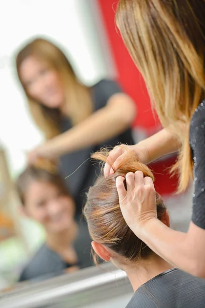 Zuster s verlijmen activiteit en vrouw — Stockfoto