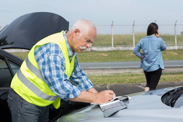 Personas que sufren un accidente de coche — Foto de Stock