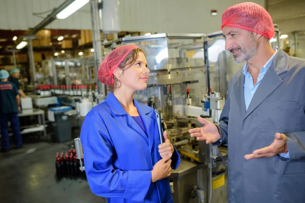 Mannelijke en vrouwelijke werknemers praten — Stockfoto