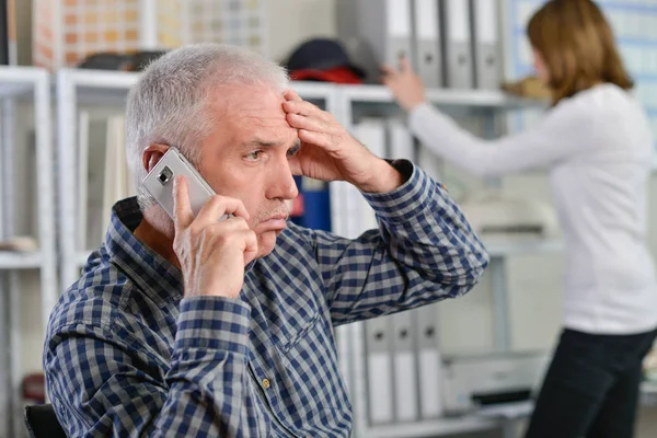 Homem perplexo no telefone — Fotografia de Stock