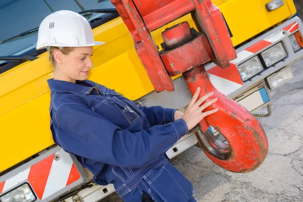 Meisje die kraan en kraan — Stockfoto