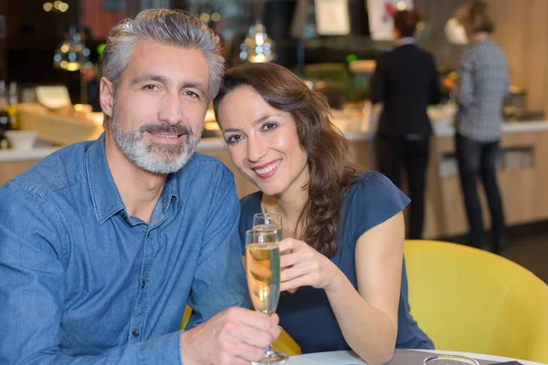 Casal apaixonado celebrando seu aniversário — Fotografia de Stock