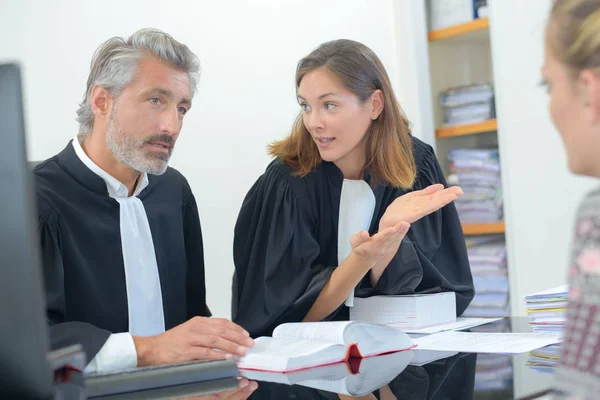 Advogados conversando com o cliente — Fotografia de Stock